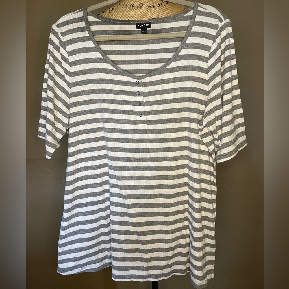 Torrid short sleeve gray and white stripes 4 button collar soft size 2 PTP 22”